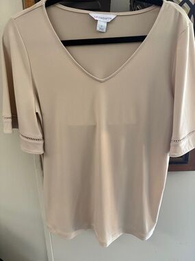 Liz Claiborne Cream V-Neck Short Sleeve Top Size S